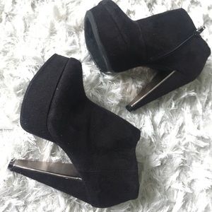 NWT Forever 21 Black Suede Spike Platform Heels 8